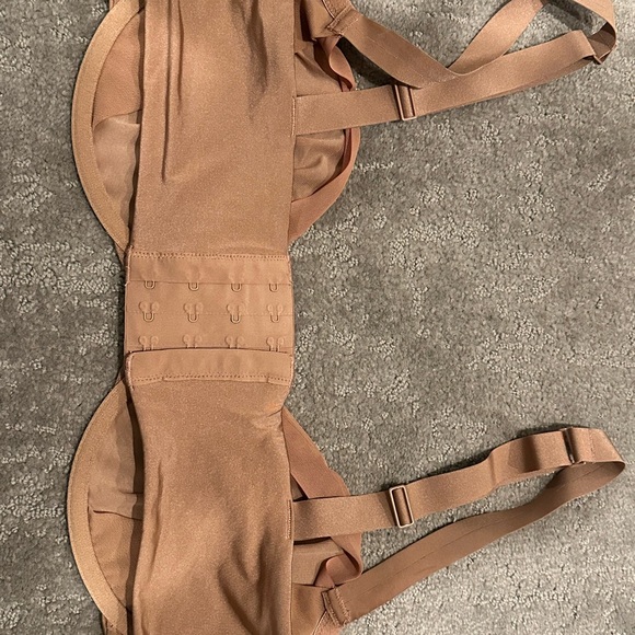 SKIMS No show molded Balconette Underwire Bra - Sienna (caramel/Tan) - 40D - Picture 6 of 6